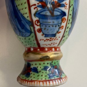 Vijf Chinese blauw-witte vaasjes waarvan één overgedecoreerd, Kangxi — foto 18