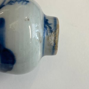Vijf Chinese blauw-witte vaasjes waarvan één overgedecoreerd, Kangxi — foto 19