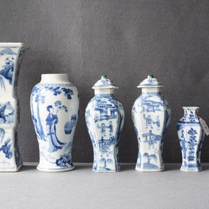 Vijf Chinese blauw-witte vazen, Kangxi — foto 39