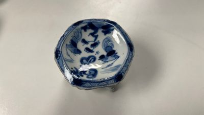 Vijf Chinese blauw-witte zoutvaten en een sprenkelaar met koperen monturen, Kangxi/Jiaqing — foto 6
