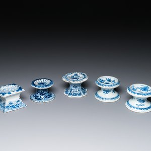 Vijf Chinese blauw-witte zoutvaten, Kangxi — foto 1