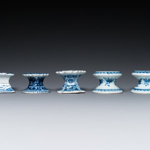 Vijf Chinese blauw-witte zoutvaten, Kangxi — foto 5