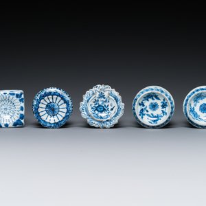 Vijf Chinese blauw-witte zoutvaten, Kangxi — foto 6