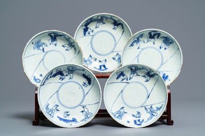 Vijf Chinese blauwwitte ko-sometsuke borden met spelende kinderen, Tianqi