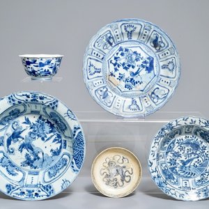 Vijf Chinese blauwwitte kommen en borden, Wanli, Tianqi en Transitie periode — foto 1
