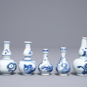 Vijf Chinese blauwwitte miniatuur vaasjes, Kangxi — foto 5