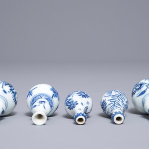 Vijf Chinese blauwwitte miniatuur vaasjes, Kangxi — foto 7