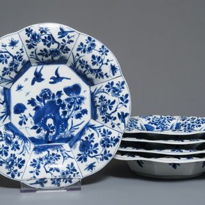 Vijf Chinese blauwwitte plooiborden met floraal decor, Kangxi — foto 1