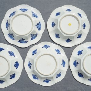 Vijf Chinese blauwwitte plooiborden met floraal decor, Kangxi — foto 4
