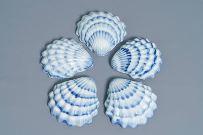 Vijf Chinese blauwwitte schelpvormige schaaltjes, Qianlong
