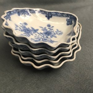 Vijf Chinese blauwwitte schelpvormige schaaltjes, Qianlong — foto 11