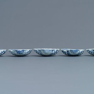 Vijf Chinese blauwwitte schelpvormige schaaltjes, Qianlong — foto 3