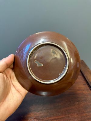 Vijf Chinese bruin geglazuurde slibdecor borden met een vogel op bloeiende pruimenboom, Fujian ovens, Ming, 16/17e eeuw — foto 3