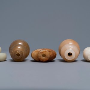 Vijf Chinese celadon en roestkleurige jade snuifflessen, 19/20e eeuw — foto 3