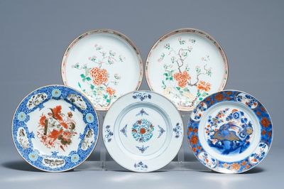 Vijf Chinese doucai, verte-rose en Imari-stijl borden, Kangxi/Qianlong
