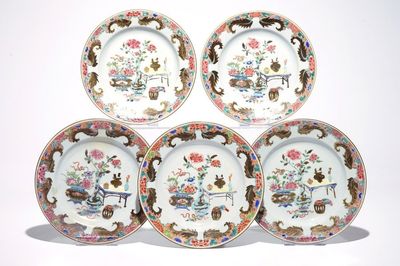Vijf Chinese famille rose borden met decor van kostbaarheden, Yongzheng/Qianlong