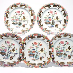 Vijf Chinese famille rose borden met decor van kostbaarheden, Yongzheng/Qianlong — foto 1