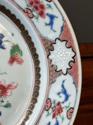 Vijf Chinese famille rose borden met floraal decor, Yongzheng/Qianlong — foto 4