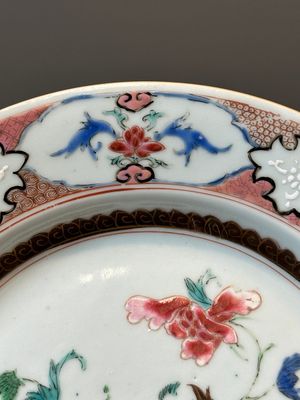 Vijf Chinese famille rose borden met floraal decor, Yongzheng/Qianlong — foto 5