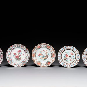 Vijf Chinese famille rose borden met floraal decor, Yongzheng/Qianlong — foto 1