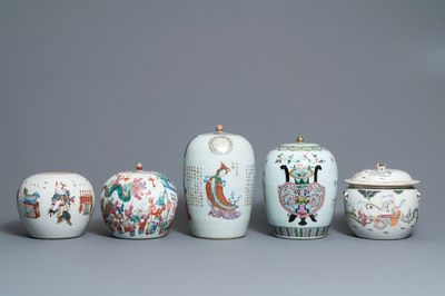 Vijf Chinese famille rose dekselvazen en  -potten, 19e eeuw