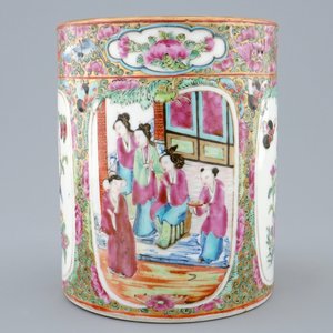 Vijf Chinese famille rose en blauw-witte vazen, een theepot en een penselenbeker, 19/20e eeuw — foto 3