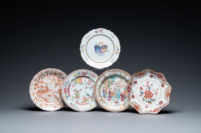 Vijf Chinese famille rose en ijzerrode en vergulde borden, Kangxi/Qianlong