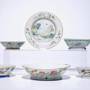 Vijf Chinese famille rose en qianjiang cai kommen en een famille rose bord, 18/20e eeuw — foto 1