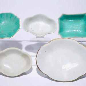 Vijf Chinese famille rose en qianjiang cai kommen en een famille rose bord, 18/20e eeuw — foto 6