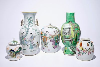 Vijf Chinese famille rose en verte vazen, 19/20e eeuw