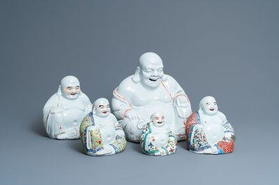 Vijf Chinese famille rose en witte figuren van Boeddha, zegelmerken, 19/20e eeuw