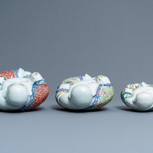 Vijf Chinese famille rose en witte figuren van Boeddha, zegelmerken, 19/20e eeuw — foto 14