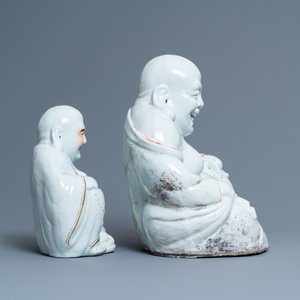 Vijf Chinese famille rose en witte figuren van Boeddha, zegelmerken, 19/20e eeuw — foto 3