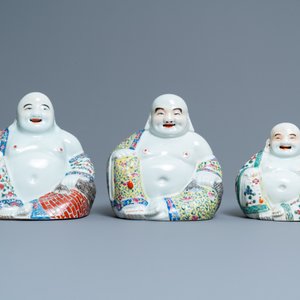 Vijf Chinese famille rose en witte figuren van Boeddha, zegelmerken, 19/20e eeuw — foto 8