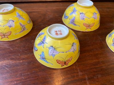 Vijf Chinese famille rose kommen met vlinders op gele fondkleur, Tongzhi merk en periode — foto 4