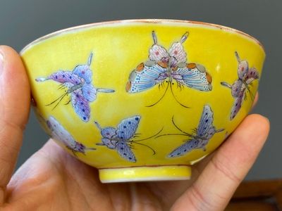 Vijf Chinese famille rose kommen met vlinders op gele fondkleur, Tongzhi merk en periode — foto 10