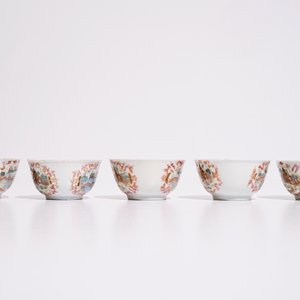 Vijf Chinese famille rose kopjes met decor in de stijl van Meissen, Qianlong — foto 2