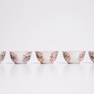 Vijf Chinese famille rose kopjes met decor in de stijl van Meissen, Qianlong — foto 4