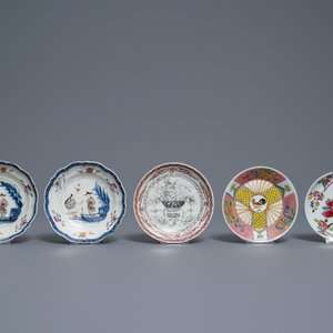 Vijf Chinese famille rose koppen en schotels en twee theepotten met mandarijns decor, Yongzheng/Qianlong — foto 2