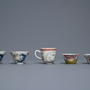 Vijf Chinese famille rose koppen en schotels en twee theepotten met mandarijns decor, Yongzheng/Qianlong — foto 4