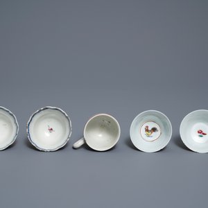 Vijf Chinese famille rose koppen en schotels en twee theepotten met mandarijns decor, Yongzheng/Qianlong — foto 8