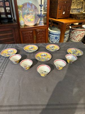 Vijf Chinese famille rose koppen en schotels met decor van de 'vier kunsten' op gele fondkleur, Yongzheng — foto 1