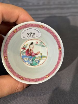 Vijf Chinese famille rose koppen en schotels met decor van de 'vier kunsten' op gele fondkleur, Yongzheng — foto 19