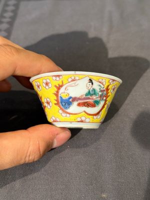 Vijf Chinese famille rose koppen en schotels met decor van de 'vier kunsten' op gele fondkleur, Yongzheng — foto 22