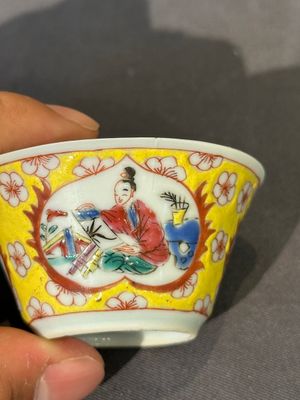 Vijf Chinese famille rose koppen en schotels met decor van de 'vier kunsten' op gele fondkleur, Yongzheng — foto 24