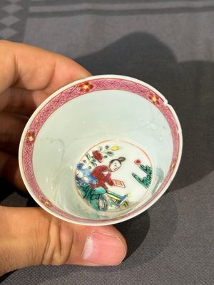 Vijf Chinese famille rose koppen en schotels met decor van de 'vier kunsten' op gele fondkleur, Yongzheng — foto 26