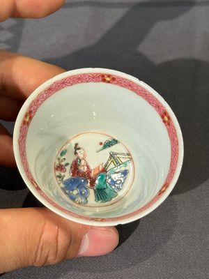 Vijf Chinese famille rose koppen en schotels met decor van de 'vier kunsten' op gele fondkleur, Yongzheng — foto 28