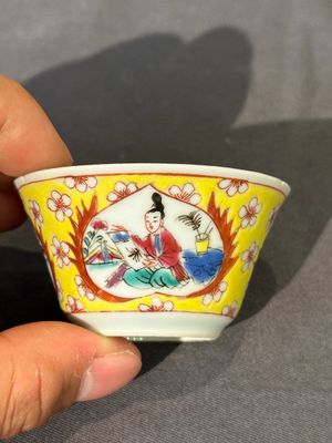 Vijf Chinese famille rose koppen en schotels met decor van de 'vier kunsten' op gele fondkleur, Yongzheng — foto 29