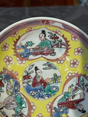 Vijf Chinese famille rose koppen en schotels met decor van de 'vier kunsten' op gele fondkleur, Yongzheng — foto 3