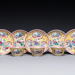 Vijf Chinese famille rose koppen en schotels met decor van de 'vier kunsten' op gele fondkleur, Yongzheng — foto 1
